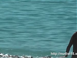 sizzling lady at the beach very warm hidden cam hunter