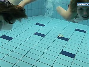 2 supah super-fucking-hot teenagers in the pool