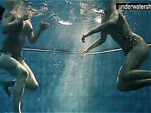 2 gorgeous amateurs flashing their bods off under water